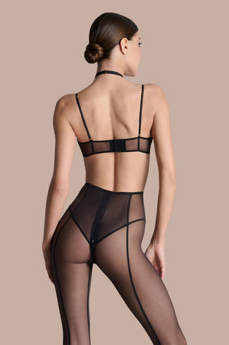 Scandale – L'Amoureuse Corset Bra Black Dahlia Model draagt de zwarte Scandale L'Amoureuse korset-bh met transparante mesh-details en een verfijnd silhouet.