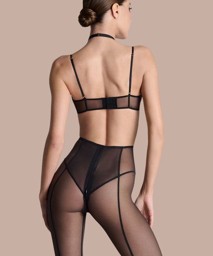 Scandale – L'Amoureuse Corset Bra Black Dahlia Model draagt de zwarte Scandale L'Amoureuse korset-bh met transparante mesh-details en een verfijnd silhouet.
