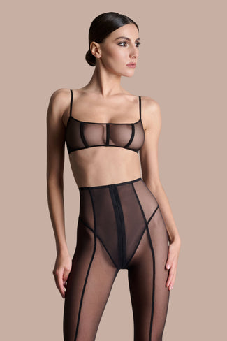 Scandale – L'Amoureuse Corset Bra Black Dahlia Model draagt de zwarte Scandale L'Amoureuse korset-bh met transparante mesh-details en een verfijnd silhouet.