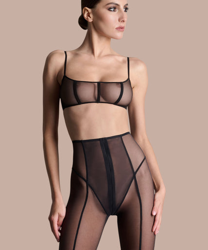Scandale – L'Amoureuse Corset Bra Black Dahlia Model draagt de zwarte Scandale L'Amoureuse korset-bh met transparante mesh-details en een verfijnd silhouet.