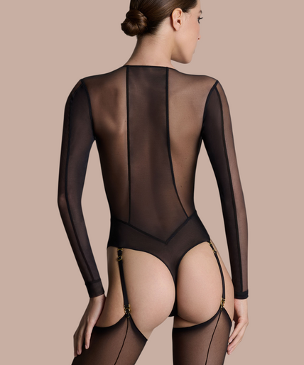 Scandale – L'Amoureuse Long Sleeves Thong Body Black Pleasurements Scandale L'Amoureuse zwarte body met lange mouwen, transparante inzetstukken en jarretelclips.