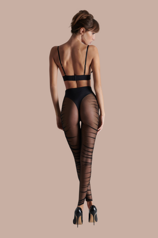 Scandale – Nuit Fauve Wire Bra Black Pleasurements Scandale Nuit Fauve zwarte beugelbeha van transparante tule en microvezel gedragen door een model