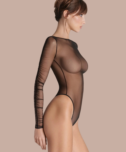 Maison Close/Scandale โ Nuit Fauve Long Sleeves Thong Body Black Pleasurements Scandale Nuit Fauve zwarte body met lange mouwen en transparante tule details op een model