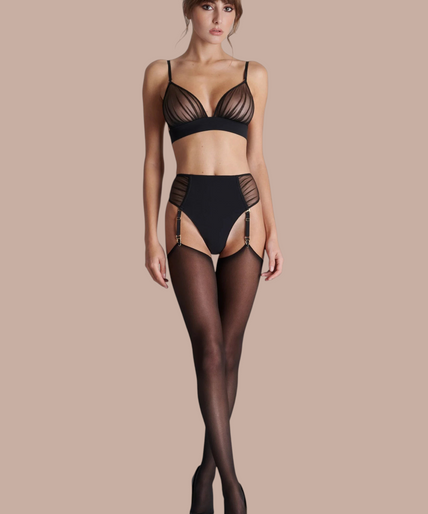 Scandale – Nuit Fauve Openable High Waist Tanga Black Pleasurements Scandale Nuit Fauve zwarte high-waist tanga met open design en jarretels gedragen door een model