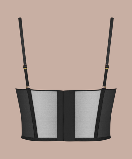 Maison Close/Scandale โ Nuit Fauve V Neck Thong Body Black Model draagt Pleasurements Scandale Nuit Fauve zwarte body met V-hals, transparante tule en microfiber details.
