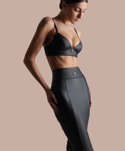 Maison Close/Scandale โ Chambre Noire Bralette Black Dahlia Pleasurements Maison Close Chambre Noire zwarte bralette met satijnen banden, kanten details en goudkleurige hardware.