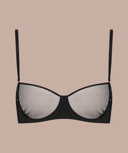 Maison Close/Scandale โ Nuit Fauve Triangle Bra Black Pleasurements Scandale Nuit Fauve zwarte triangel bh van transparante tule met gouden details gedragen door model