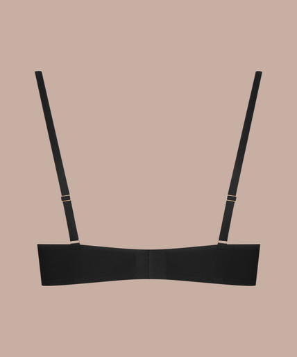 Maison Close/Scandale โ Nuit Fauve Triangle Bra Black Pleasurements Scandale Nuit Fauve zwarte triangel bh van transparante tule met gouden details gedragen door model