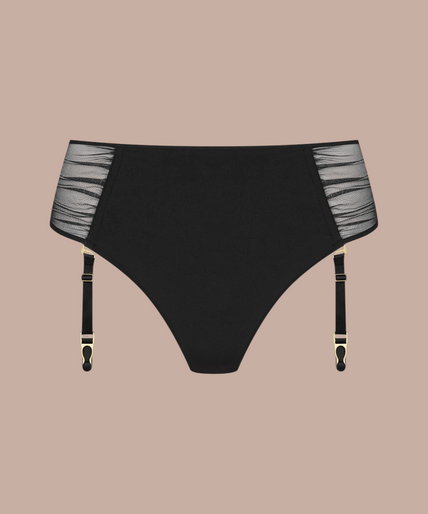 Maison Close/Scandale โ Nuit Fauve Openable High Waist Tanga Black Pleasurements Scandale Nuit Fauve zwarte high-waist tanga met open design en jarretels gedragen door een model