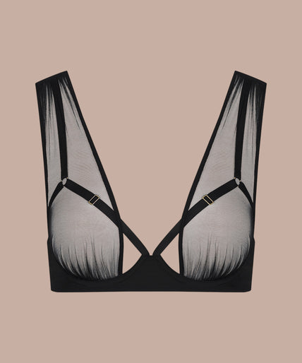 Maison Close/Scandale โ Nuit Fauve Cupless Bra Black Pleasurements Scandale Nuit Fauve zwarte cupless bh met transparante tule details gedragen door een model