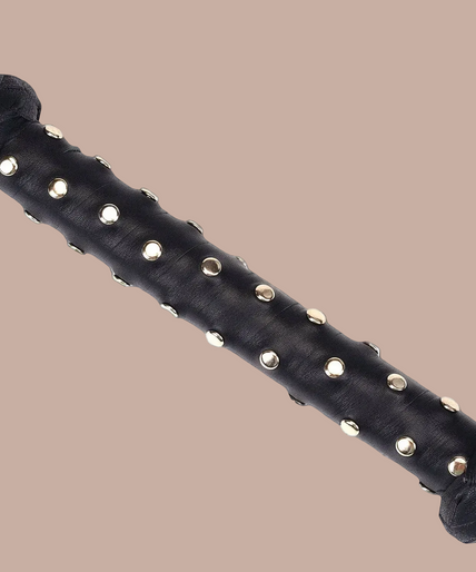 Liebe Seele Dark Secret Deluxe Leren Zweep met Handvat met Studs – Zwart Liebe Seele Dark Secret Deluxe Leren Zweep met Handvat met Studs – Zwart