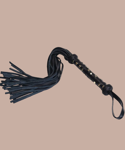 Liebe Seele Dark Secret Deluxe Leren Zweep met Handvat met Studs – Zwart Liebe Seele Dark Secret Deluxe Leren Zweep met Handvat met Studs – Zwart