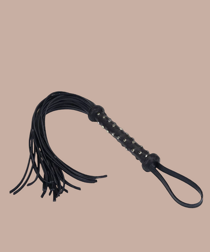 Liebe Seele Dark Secret Deluxe Leren Zweep met Handvat met Studs – Zwart Liebe Seele Dark Secret Deluxe Leren Zweep met Handvat met Studs – Zwart