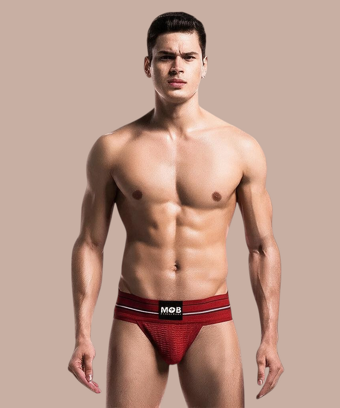 Pleasurements MOB rode herenstring met minimalistisch design en elastische tailleband gedragen door een model.