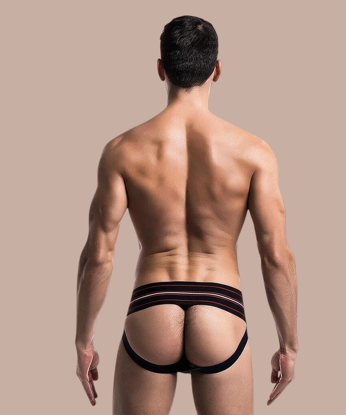 Achteraanzicht van een man die een zwarte Pleasurements MOB thong draagt met een minimalistisch ontwerp.