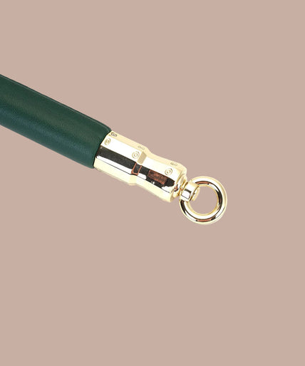 Liebe Seele Coated Spreader Bar van koeienleer – Mosgroen Chic Liebe Seele Coated Spreader Bar van koeienleer – Mosgroen Chic