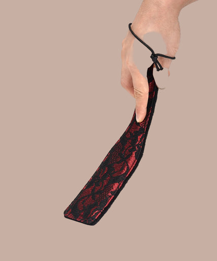 Liebe Seele kant- en fluwelen spankpaddle – Victoriaanse tuin donkerrood Liebe Seele kant- en fluwelen spankpaddle – Victoriaanse tuin donkerrood