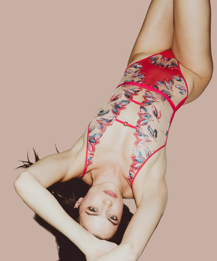 Atelier Amour – Oiseau de Paradis Bodysuit Cherry Atelier Amour Oiseau de Paradis Body - Cherry - Pleasurements