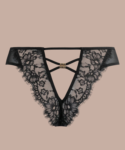 Atelier Amour – Sans Détour Tanga Black Pleasurements Atelier Amour Sans Détour zwarte tanga met verfijnd kant en gouden ringdetail
