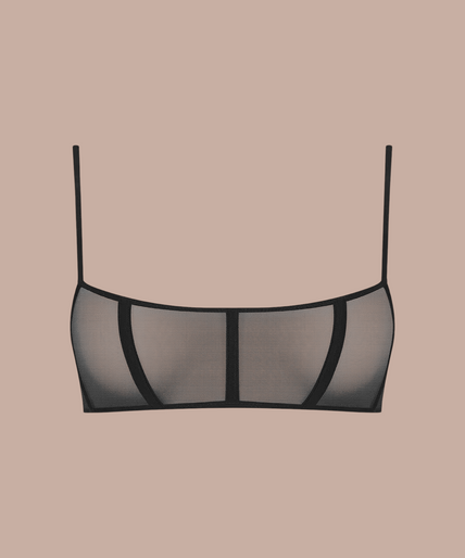 Maison Close/Scandale โ L'Amoureuse Corset Bra Black Dahlia Model draagt de zwarte Scandale L'Amoureuse korset-bh met transparante mesh-details en een verfijnd silhouet.