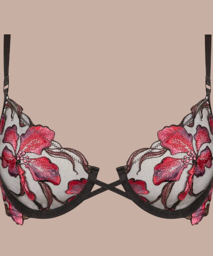 Atelier Amour – Dernier Frisson Demi Cup Bra Multicolor – 40% off Model draagt Pleasurements Atelier Amour Dernier Frisson demi-cup bh met veelkleurig borduurwerk op zwarte mesh