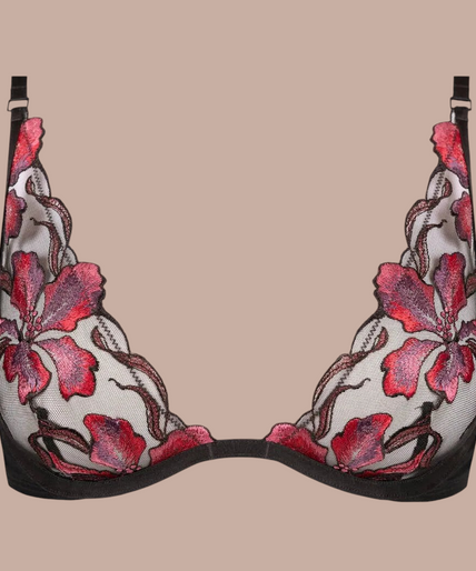 Atelier Amour – Dernier Frisson Wired Triangle Bra Multicolor – 40% off Model draagt Pleasurements Atelier Amour Dernier Frisson beugel-driehoek-bh van zwarte mesh met roze bloemenborduursel.