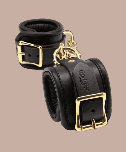 Coco de Mer – Zwarte leren polsboeien Coco de Mer Black Leather Wrist Cuffs - Pleasurements