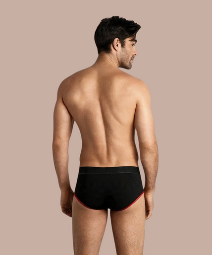 Macho – Ms24r korte onderbroek donkerrood XL Pleasurements Macho MS24R herenbrief in zwart met rode accenten gedragen door een glimlachend model