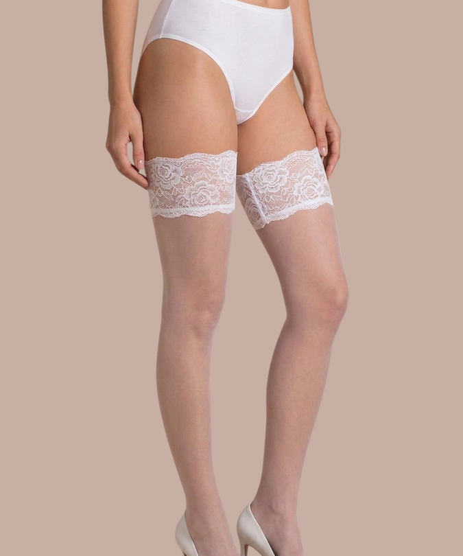 Gabriella Cher White – uitsnede met witte lingerie en witte schoenen