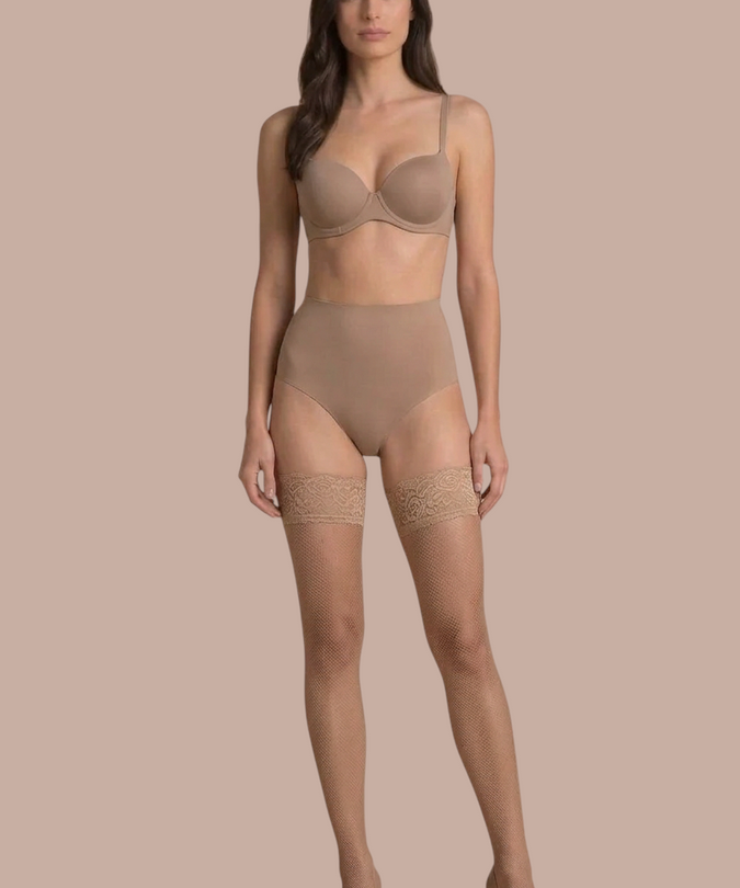 Gabriella Kabarette 151 Beige – vooraanzicht met bijpassende beige lingerie en schoenen