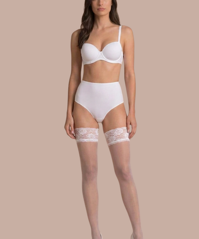 Gabriella Cher White – vooraanzicht met witte lingerie en witte schoenen