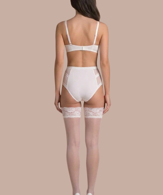Gabriella Cher White – achteraanzicht met witte lingerie en witte schoenen
