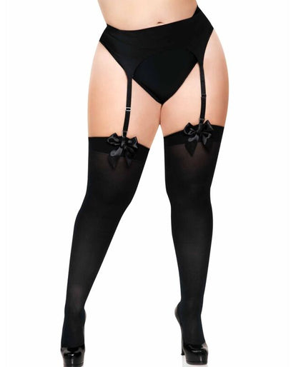 LEG AVENUE - ZWARTE NYLON DIJKOUSEN MET ZWARTE STRIK PLUS SIZE LEG AVENUE - ZWARTE NYLON DIJKOUSEN MET ZWARTE STRIK PLUS SIZE