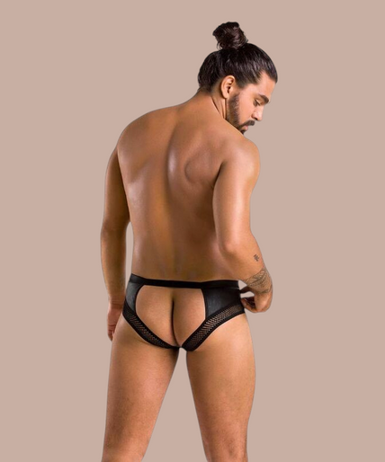 Passion Men – 030 Open Slip Tom Black | Premium Men’s Underwear Pleasurements Passion 030 Open Slip Tom in zwart met mesh details en kettingdetail gedragen door een man.