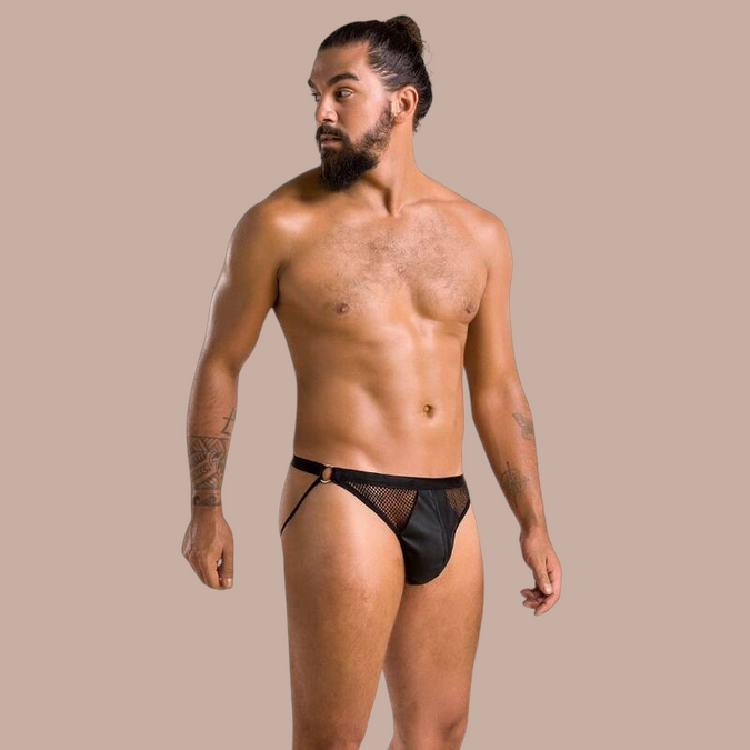 Pleasurements Passion zwarte slip met open design en mesh details gedragen door een man