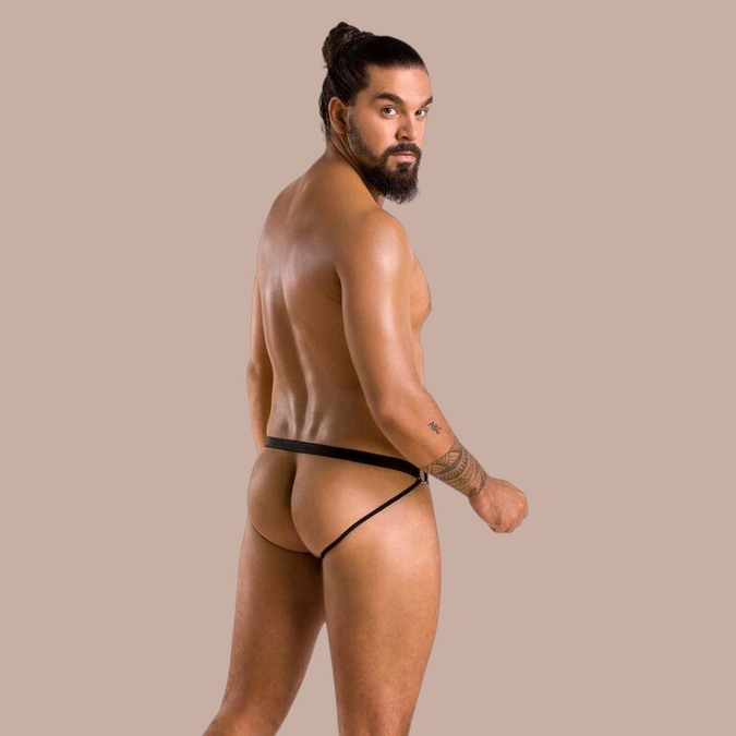 Man met baard draagt een zwarte Passion slip met open ontwerp uit de Core Collection voor een sensueel silhouet.