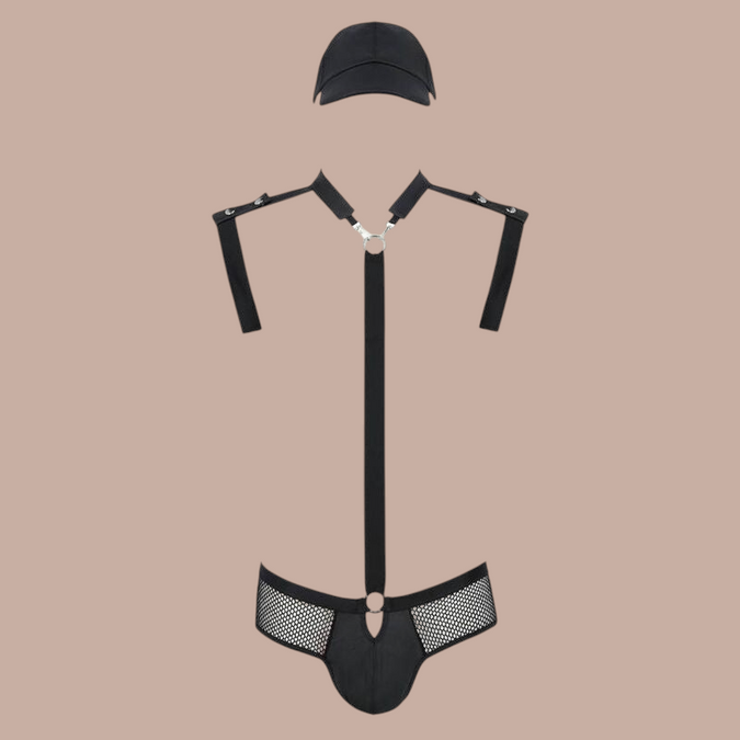 Pleasurements Passion 038 Set John zwart herenondergoed met harnas, mesh details en bijpassende zwarte pet.