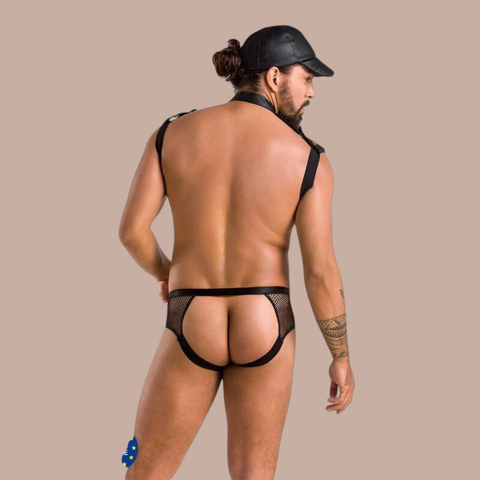 Pleasurements Passion 038 Set John zwarte herenondergoed set met mesh details en harnas gedragen door een man