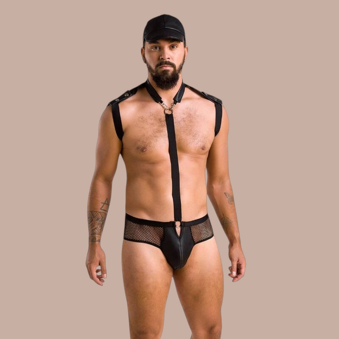 Pleasurements Passion 038 Set John zwart herenondergoed met harnas, mesh details en lederlook accenten