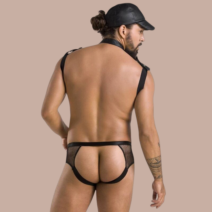 Pleasurements Passion 038 Set John zwarte herenondergoed set met mesh details en bijpassend harnas op een model