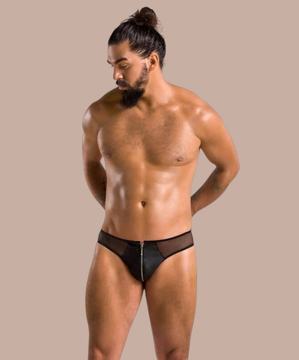 Passie – 042 Slip Timmy Zwart S/m Pleasurements Passion 042 Slip Timmy zwarte herenslip met ritsdetail gedragen door een model