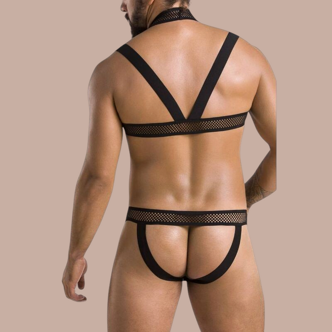 Pleasurements Passion 043 Set Jacob zwart herenondergoed met mesh details en open rugontwerp op een model