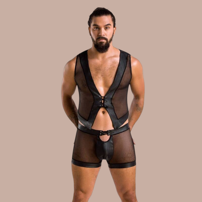 Pleasurements Passion 053 William set in zwart, bestaande uit een mesh vest en boxershort met vetersluiting.