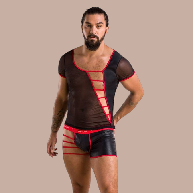 Pleasurements Passion 055 Set Mark zwart herenondergoed met mesh en rode accenten gedragen door een model