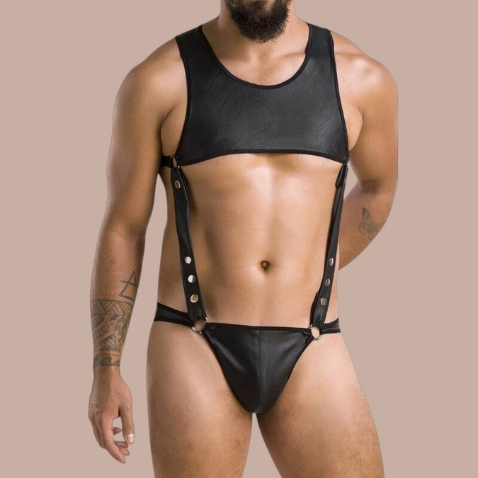 Pleasurements Passion 056 Body Adam zwarte heren bodysuit met lederlook en zilverkleurige metalen ringen