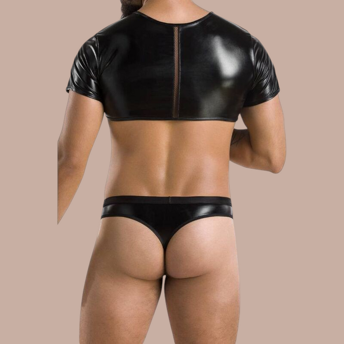 Pleasurements Passion 057 Peter set in zwart met een glanzende crop top en bijpassende string voor een sensuele look.