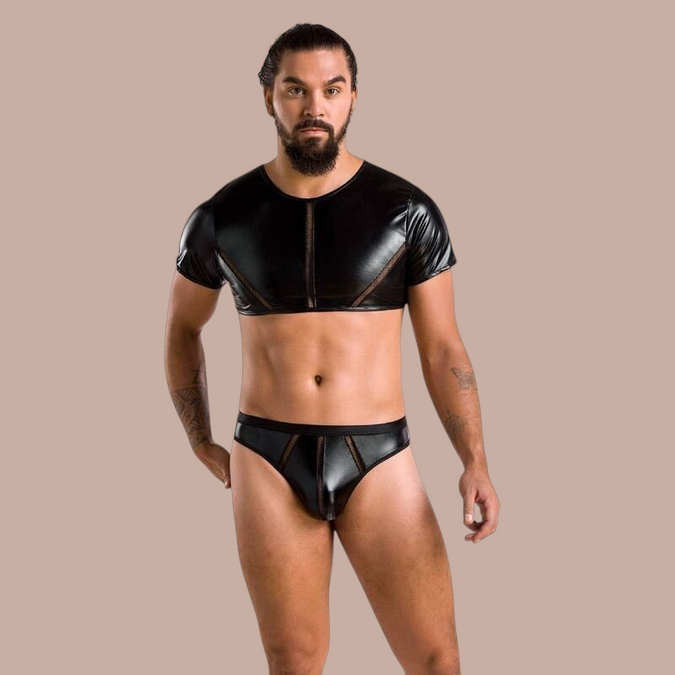 Pleasurements Passion 057 Peter set in zwart, bestaande uit een cropped top en slip met glanzende lederlook details.
