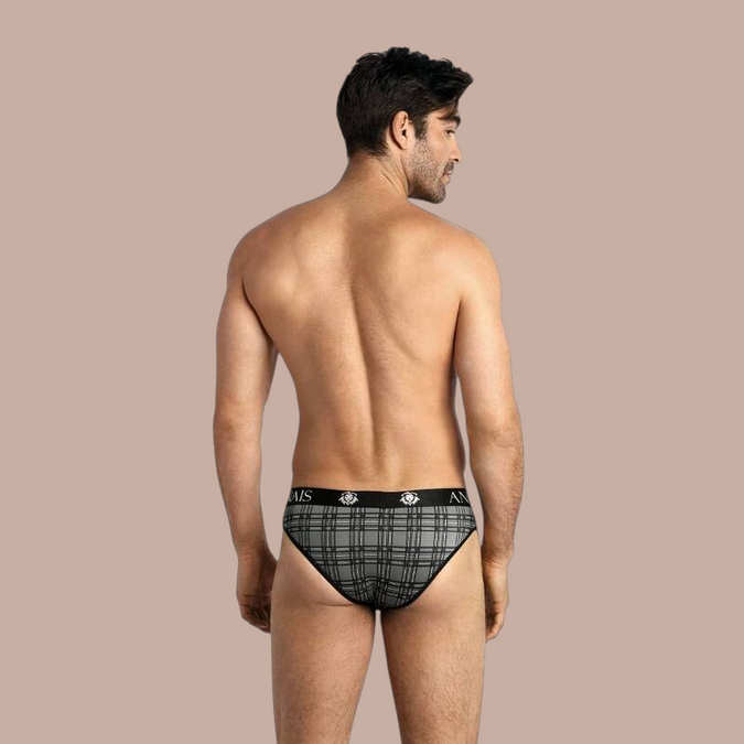 Pleasurements Anais Men Balance Slip met grijs ruitpatroon en zwarte tailleband gedragen door een man van achteren
