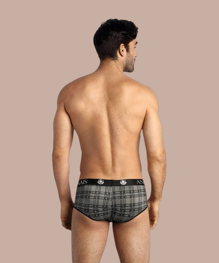 Anais Men – Balance Brief XL Pleasurements Anais Men Balance Brief met grijs ruitpatroon en zwarte tailleband gedragen door een model