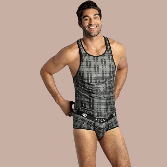 Pleasurements Anais Men Balance Top in grijs met ruitpatroon, gedragen door een glimlachend model.